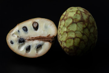 Chirimoya Obst auf weißem Hintergrund