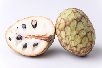 Chirimoya Obst auf wei&szlig;em Hintergrund