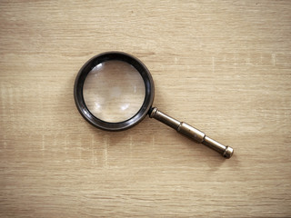 Loupe posée sur un bureau