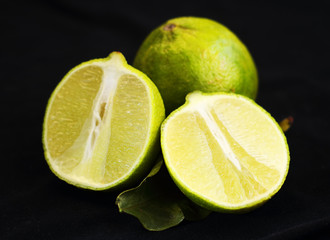 sliced ​​lime with leaves