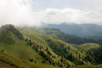 Obraz premium Widok na dolinę z małymi domkami i ścieżkami daleko w dole