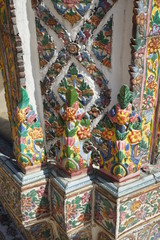 Obraz premium Base d'un pilier dans un temple boudhiste de bangkok