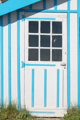 porte blanche et bleue