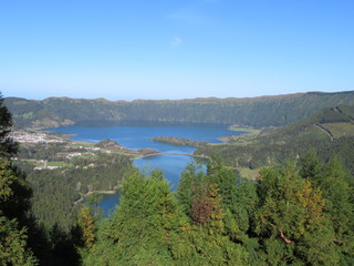 Fototapeta premium Vulkansee in der Caldera Sete Cidades