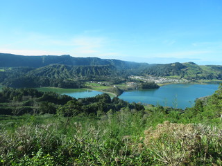 Fototapeta na wymiar Vulkansee in der Caldera Sete Cidades