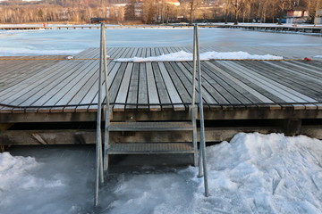 Obraz premium pool ladder in a frozen winter lake