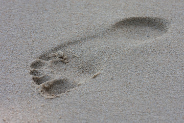 Fusspuren im Sand am Strand von Koh Samui