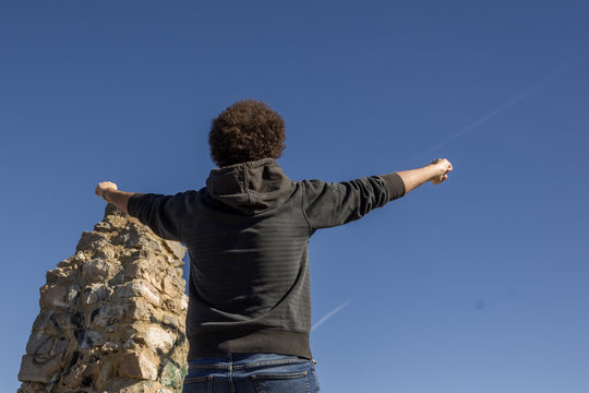 Hombre despu&eacute;s de llegar a la cima de una monta&ntilde;a