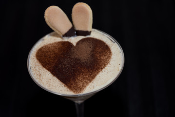 Süsses Dessert Tiramisu mit Herz dekoriert
