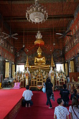 Fototapeta na wymiar Personnes priant boudha au golden mount Bangkok