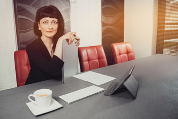 lächelnde Frau im Büro 