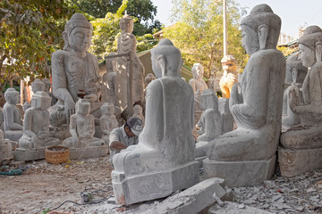 Obraz premium Burma, Asia - the sculptor creates Buddha statues.