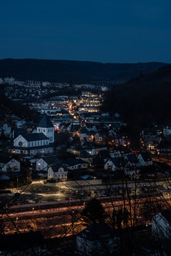 Stadt Meschede bei blauer Stunde mit Sicht auf die Pfarrkirche Mari&auml; Himmelfahrt