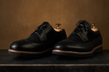 The groom is gathering in the morning. Men's Black classic leather shoes