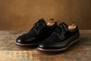 The groom is gathering in the morning. Men's Black classic leather shoes