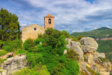 Fototapeta na wymiar Ansicht der romanischen Kirche von Santa Maria de Siurana in Katalonien, Spanien - View of the Romanesque church of Santa Maria de Siurana in Catalonia