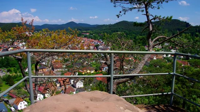 die Stadt Dahn im Dahner Felsenland