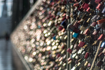 Obraz premium Love locks chained to bridge. Hohenzollern Bridge in Cologne, Germany.