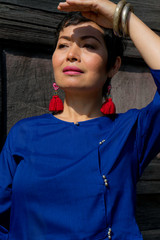 Femme Thaïe en costume traditionnel regardant au loin