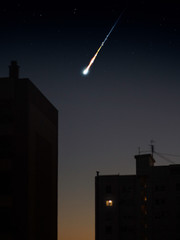 Meteorito cayendo del cielo entre dos edificios © Elena
