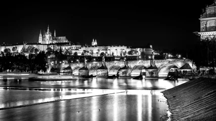 Foto op Plexiglas Zwart wit Karelsbrug Vltava Rivier nacht Tsjechoslowakije b&amp w