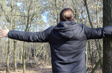 Uomo solitario nel bosco