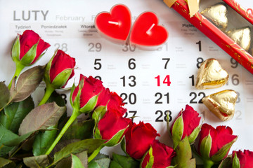 Walentynki - czerwone róże, kalendarz, świece, czekoladki © Monika