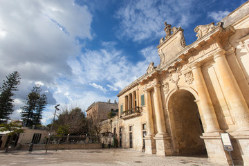 Porta San Biagio Lecce durante una giornata di sole e nuvole
