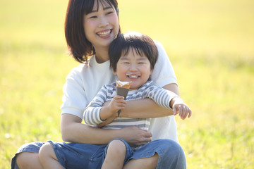 ソフトクリームを食べる親子