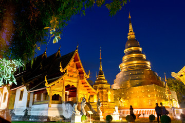 nuit au temple et chedi Wat phra singh Chiang maï Thailande