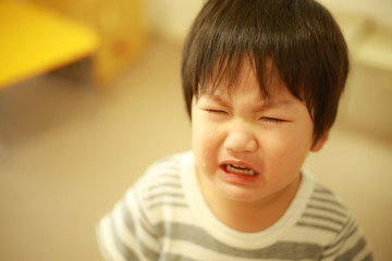 泣く男の子