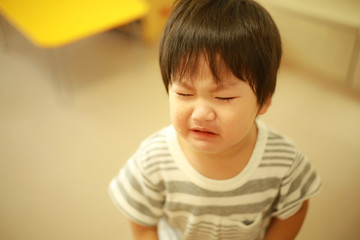 泣く男の子