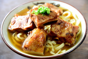 沖縄料理の魅力:三川食堂が贈るソーキそばの楽しみ方|三川食堂