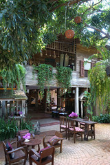 Cours d'une maison ancienne et tables de restaurant Thaïlande