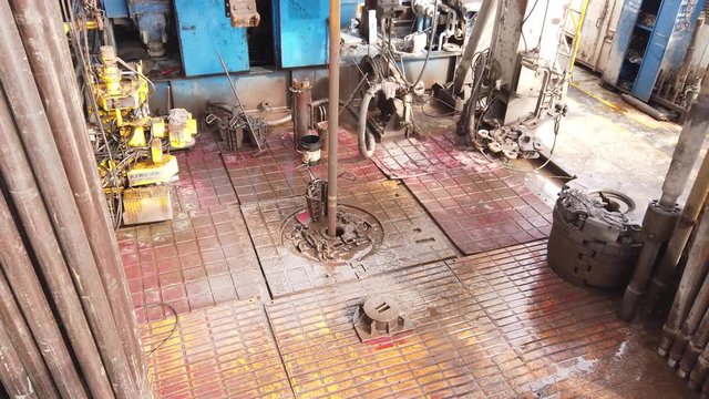 Drill pipe and rig tong on the rig floor while making up for drilling. 