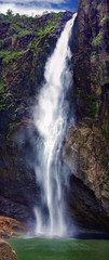 Fototapety  Gigantyczny wodospad. Najwyższy pojedynczy wodospad w Australii (ponad 300 metrów). Wallaman Falls w Parku Narodowym Girringun w Queensland, Australia.-Obraz.