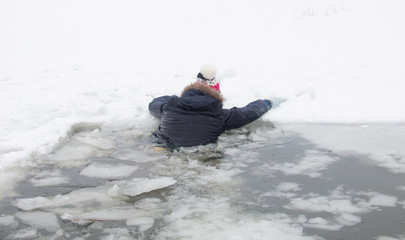 girl winter fell under the ice of the river, the threat of life frostbite