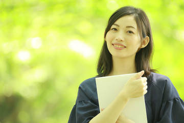 Fototapeta premium 本を持つ女性