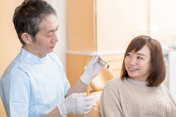 Obraz premium 歯医者に来た女性