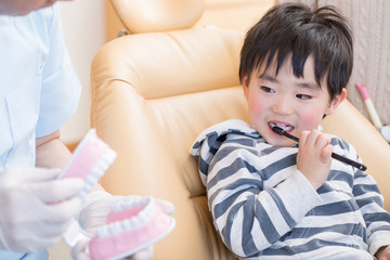 歯磨き指導を受ける子供