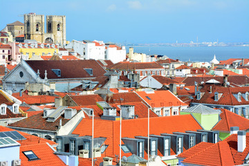 Fototapeta na wymiar Alfama i katedra Se w Lizbonie, Portugalia