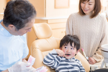 歯磨き指導を受ける子供