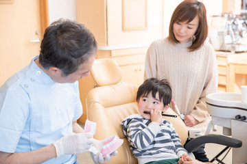 歯磨き指導を受ける子供