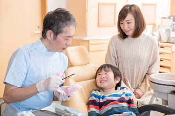 Obraz na płótnie Canvas 歯磨き指導を受ける子供