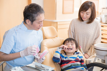 Obraz premium 歯磨き指導を受ける子供