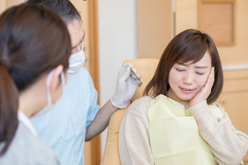 歯医者に来た虫歯の女性