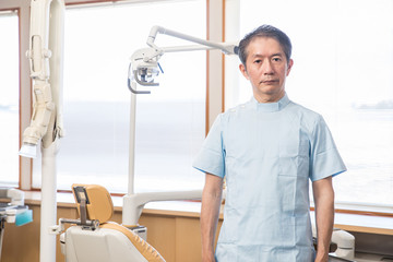 Obraz premium 真面目な歯医者さん