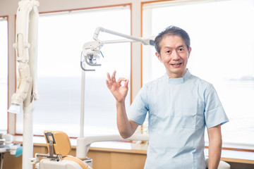 グーサインする歯医者さん