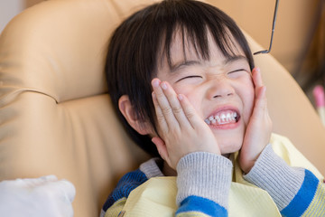 歯が痛い男の子