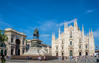 Fototapeta premium Katedra w Mediolanie (Duomo di Milano) i pomnik konny Vittorio Emanuele II na placu katedralnym w Mediolanie, Lombardia, Włochy. Słynna atrakcja turystyczna w Mediolanie we Włoszech.